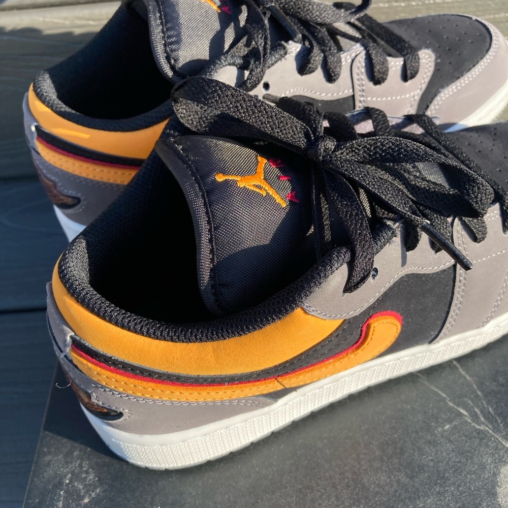 Jordan 1s - Picture 4 of 12
